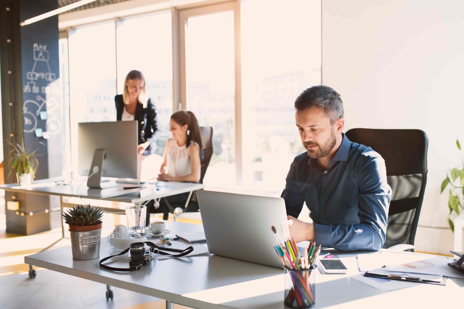 Professionnels en assurance discutant de la documentation client de manière sécurisée